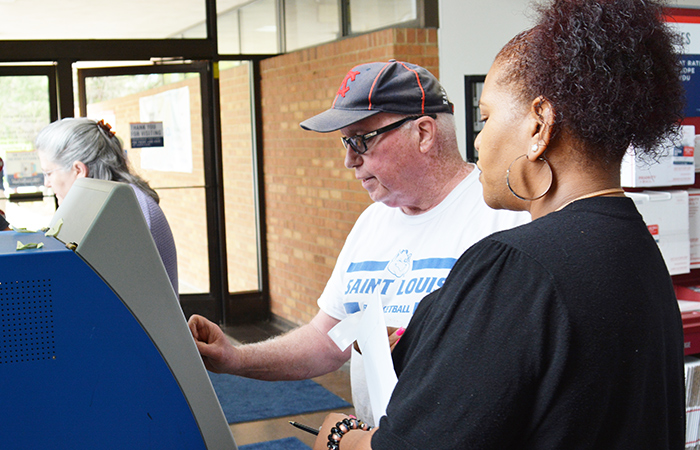 usps-continues-use-of-lobby-assistants-to-serve-customers-faster